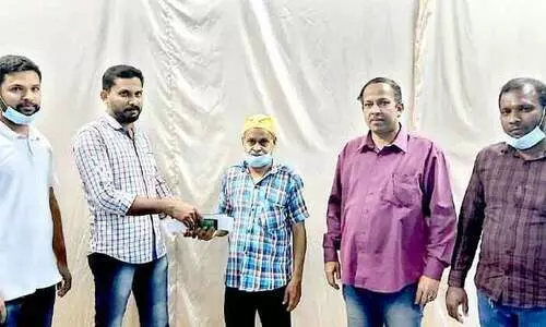 10 വ​ർ​ഷ​ത്തി​നു​ ശേ​ഷം ഉ​മ​ർ ഉ​റ്റ​വ​രു​ടെ ചാ​ര​ത്തേ​ക്ക്​