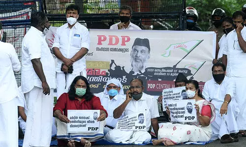 മഅ്ദനിക്ക് ചികിത്സ: പി.ഡി.പി കുത്തിയിരിപ്പ് സമരം നടത്തി മഅ്ദനിക്ക് ചികിത്സ: പി.ഡി.പി കുത്തിയിരിപ്പ് സമരം നടത്തി