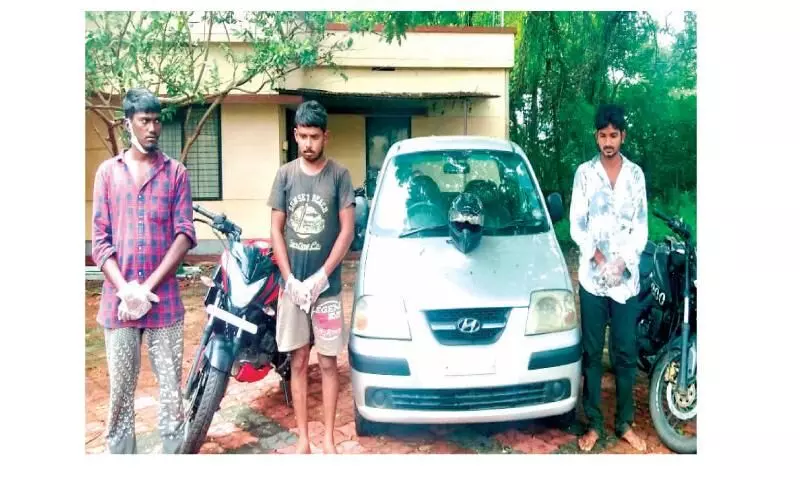 അന്തർ സംസ്ഥാന വാഹന മോഷ്ടാക്കൾ പിടിയിൽ അന്തർ സംസ്ഥാന വാഹന മോഷ്ടാക്കൾ പിടിയിൽ