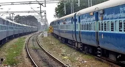 കൊല്ലം-ചെങ്കോട്ട ട്രെയിൻ സർവിസ് പുനരാരംഭിക്കണമെന്ന് ആവശ്യമുയരുന്നു കൊല്ലം-ചെങ്കോട്ട ട്രെയിൻ സർവിസ് പുനരാരംഭിക്കണമെന്ന് ആവശ്യമുയരുന്നു