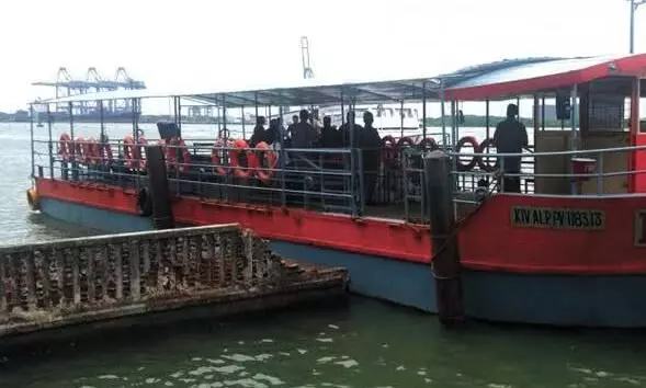 ഫോർട്ട്കൊച്ചി ബോട്ട് സർവിസ് നിർത്തി; വലഞ്ഞ് യാത്രക്കാർ ഫോർട്ട്കൊച്ചി ബോട്ട് സർവിസ് നിർത്തി; വലഞ്ഞ് യാത്രക്കാർ