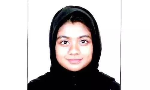 പോ​റ്റി​യ നാ​ടി​ന്​ ആ​ദ​ര​വ​ർ​പ്പി​ച്ച്​ മ​ല​യാ​ളി പെ​ൺ​കു​ട്ടി​യു​ടെ കാ​ലി​ഗ്ര​ഫി