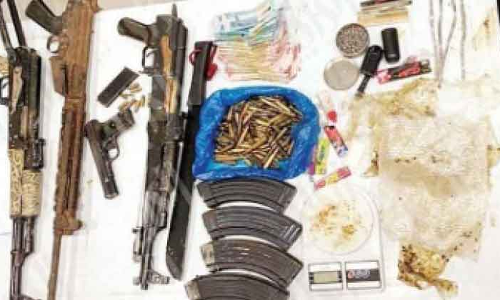 ആയുധവും മയക്കുമരുന്നും പിടികൂടി ആയുധവും മയക്കുമരുന്നും പിടികൂടി