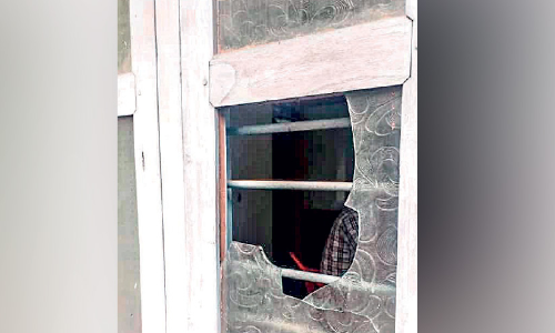 പ​ഞ്ചാ​യ​ത്ത് ഓ​ഫി​സ് അ​നു​ബ​ന്ധ കെ​ട്ടി​ട​ത്തി​െൻറ ജ​ന​ൽ ചി​ല്ലു​ക​ള്‍ ത​ക​ര്‍ത്തു