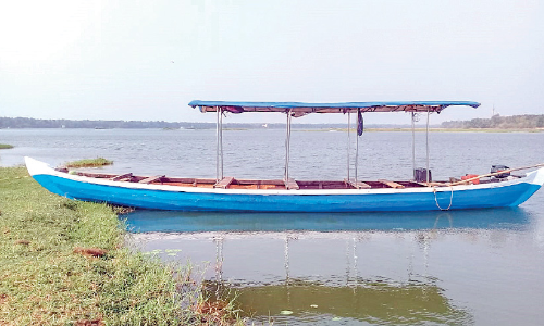 ഡി.ടി.പി.സിയുടെ തീർഥാടകത്തോണി കരയിൽ വിശ്രമത്തിലാണ്​