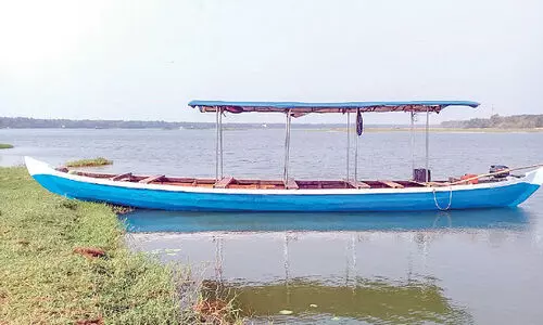 ഡി.ടി.പി.സിയുടെ തീർഥാടകത്തോണി കരയിൽ വിശ്രമത്തിലാണ്​