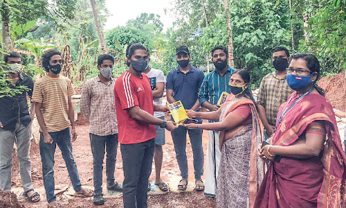 തൊഴിലുറപ്പ് പദ്ധതിയിൽ കുളം നിർമിച്ച് ബിരുദ വിദ്യാർഥികൾ