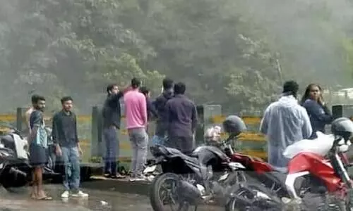 ആശങ്ക പരത്തി ചുരത്തിലേക്ക്​ സഞ്ചാരികളുടെ പ്രവാഹം