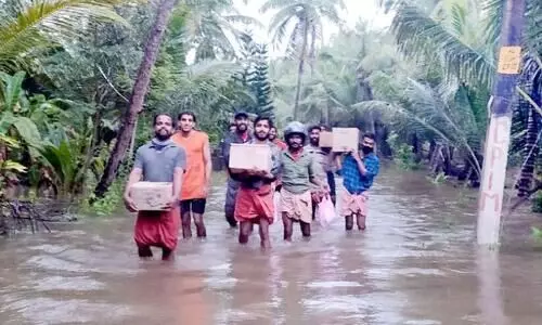 വെള്ളം നീന്തിക്കടന്ന്​ പൊതിച്ചോറുമായി യുവാക്കൾ ആശുപത്രിയിൽ എത്തി