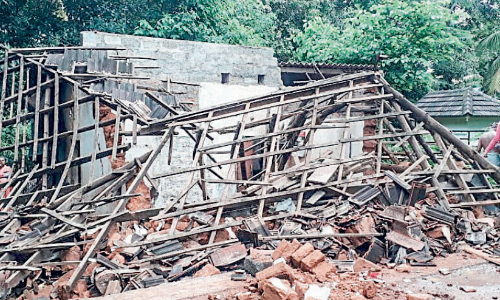 വീ​ട് ത​ക​ർ​ന്നു​; തൊ​ഴി​ലാ​ളി കു​ടും​ബം പെ​രു​വ​ഴി​യി​ൽ