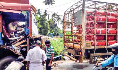 ഗ്യാസ് ലോറിക്ക്​ പിന്നില്‍ കണ്ടെയ്‌നര്‍ ലോറി ഇടിച്ചു