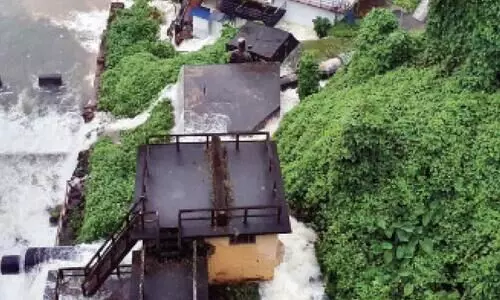 പീച്ചി ഡാമിലെ എമര്‍ജന്‍സി ഷട്ടര്‍ അടക്കാൻ ശ്രമം തുടരുന്നു