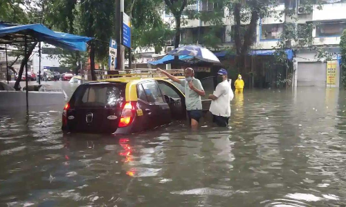 മുംബൈയിൽ കനത്ത മഴ: നഗരം ​വെള്ളത്തിനടിയിൽ; ട്രെയിനുകൾ റദ്ദാക്കി