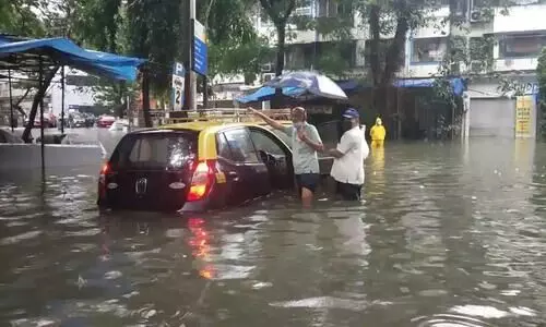 മുംബൈയിൽ കനത്ത മഴ: നഗരം ​വെള്ളത്തിനടിയിൽ; ട്രെയിനുകൾ റദ്ദാക്കി