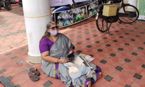 അ​ന​ധി​കൃ​ത നി​ർ​മാ​ണ​ത്തി​നെ​തി​രെ അ​ധ്യാ​പി​കയുടെ നി​രാ​ഹ​ാരം