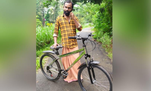 രതീഷി​​െൻറ സൈക്കിള്‍ വേറെ ലെവൽ...