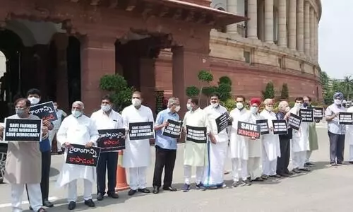 കാർഷിക ബില്ലിനെതിരെ പ്രതിപക്ഷം ഒറ്റക്കട്ട്​; പ്ലക്കാർഡുമായി റാലി