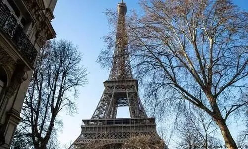 ഈഫല്‍ ടവറില്‍ ബോംബ് ഭീഷണി; സന്ദര്‍ശകരെ ഒഴിപ്പിച്ചു