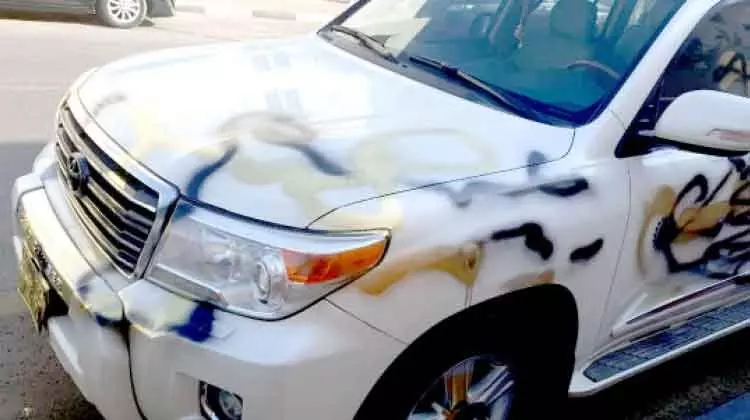 മലയാളിയുടെ വാഹനത്തിൽ പെയിൻറടിച്ച് സാമൂഹിക വിരുദ്ധരുടെ അക്രമം മലയാളിയുടെ വാഹനത്തിൽ പെയിൻറടിച്ച് സാമൂഹിക വിരുദ്ധരുടെ അക്രമം