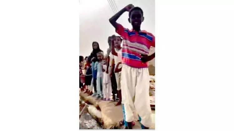 സൽമാൻ രാജാവിന് അഭിനന്ദനമറിയിച്ച് സുഡാനി ബാലന്മാർ സൽമാൻ രാജാവിന് അഭിനന്ദനമറിയിച്ച് സുഡാനി ബാലന്മാർ