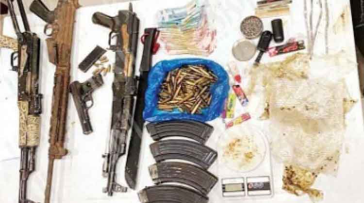 ആയുധവും മയക്കുമരുന്നും പിടികൂടി ആയുധവും മയക്കുമരുന്നും പിടികൂടി