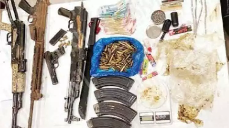 ആ​യു​ധ​വും മ​യ​ക്കു​മ​രു​ന്നും പി​ടി​കൂ​ടി