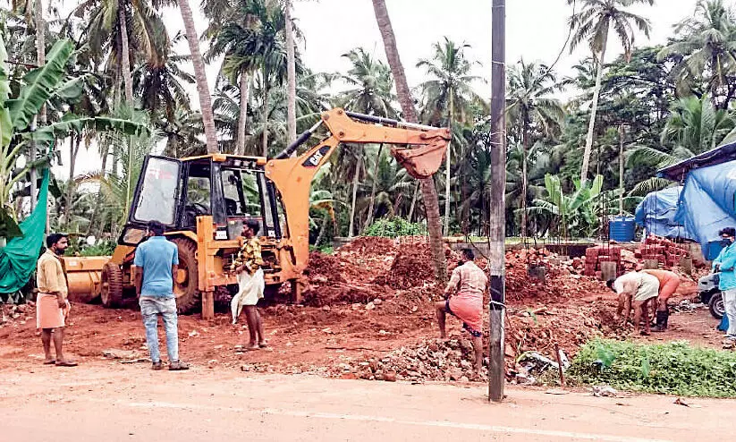 ചെമ്മാട്ട് വൻതോതിൽ വയൽ നികത്തുന്നു ചെമ്മാട്ട് വൻതോതിൽ വയൽ നികത്തുന്നു