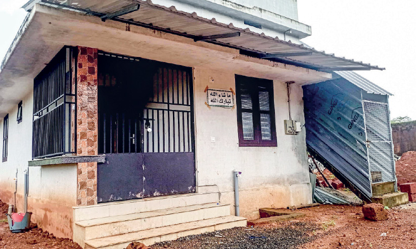 സ്വന്തം വീട്ടിൽ ഒരു ദിവസമെങ്കിലും അന്തിയുറങ്ങാൻ കൊതിച്ച് 90കാരി സ്വന്തം വീട്ടിൽ ഒരു ദിവസമെങ്കിലും അന്തിയുറങ്ങാൻ കൊതിച്ച് 90കാരി