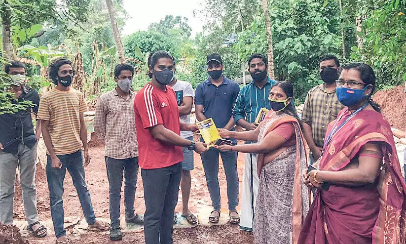 തൊഴിലുറപ്പ് പദ്ധതിയിൽ കുളം നിർമിച്ച് ബിരുദ വിദ്യാർഥികൾ തൊഴിലുറപ്പ് പദ്ധതിയിൽ കുളം നിർമിച്ച് ബിരുദ വിദ്യാർഥികൾ