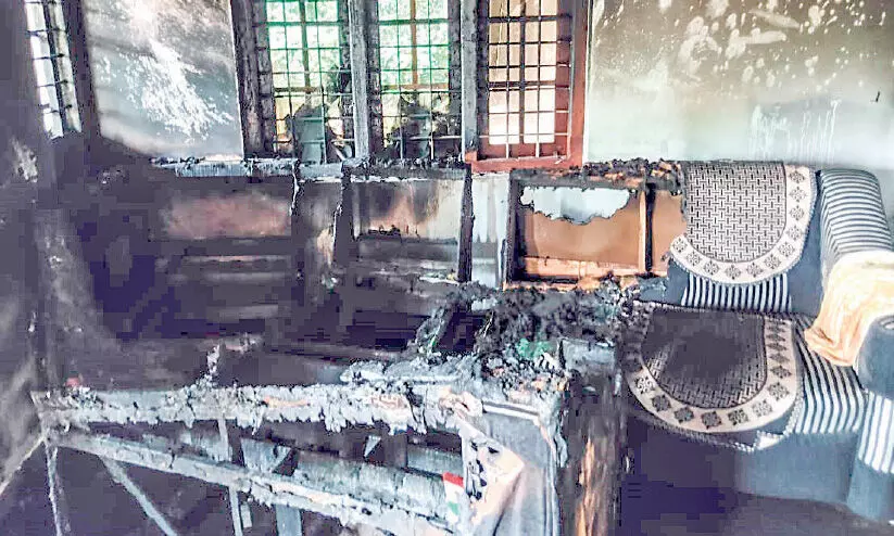 ഷോ​ർ​ട്ട് സ​ർ​ക്യൂ​ട്ട്; വീ​ട്ടു​പ​ക​ര​ണ​ങ്ങ​ൾ ക​ത്തി​ന​ശി​ച്ചു