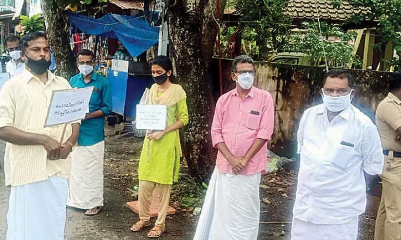 നഴ്സിങ് വിദ്യാർഥിനിയുടെ ആത്മഹത്യ: പൊലീസ് സ്റ്റേഷന് മുന്നിൽ പ്രതിഷേധ യോഗം നഴ്സിങ് വിദ്യാർഥിനിയുടെ ആത്മഹത്യ: പൊലീസ് സ്റ്റേഷന് മുന്നിൽ പ്രതിഷേധ യോഗം