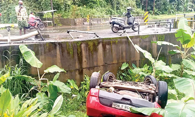 പിക്അപ് വാന് മറിഞ്ഞ് ഡ്രൈവര്ക്ക് പരിക്ക് പിക്അപ് വാന് മറിഞ്ഞ് ഡ്രൈവര്ക്ക് പരിക്ക്