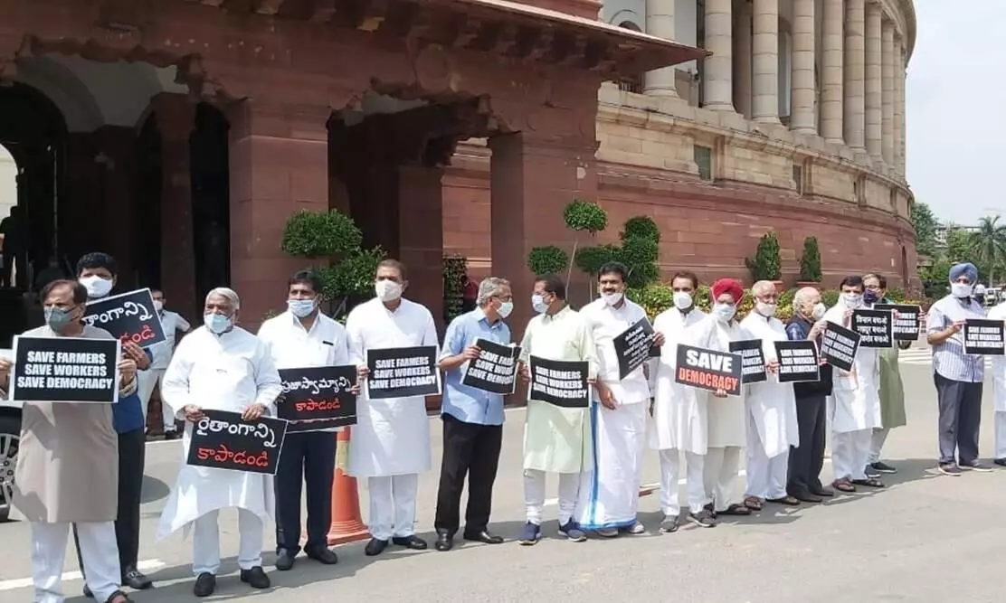 കാർഷിക ബില്ലിനെതിരെ പ്രതിപക്ഷം ഒറ്റക്കട്ട്​; പ്ലക്കാർഡുമായി റാലി