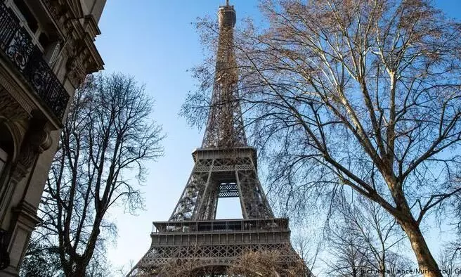 ഈഫല്‍ ടവറില്‍ ബോംബ് ഭീഷണി; സന്ദര്‍ശകരെ ഒഴിപ്പിച്ചു