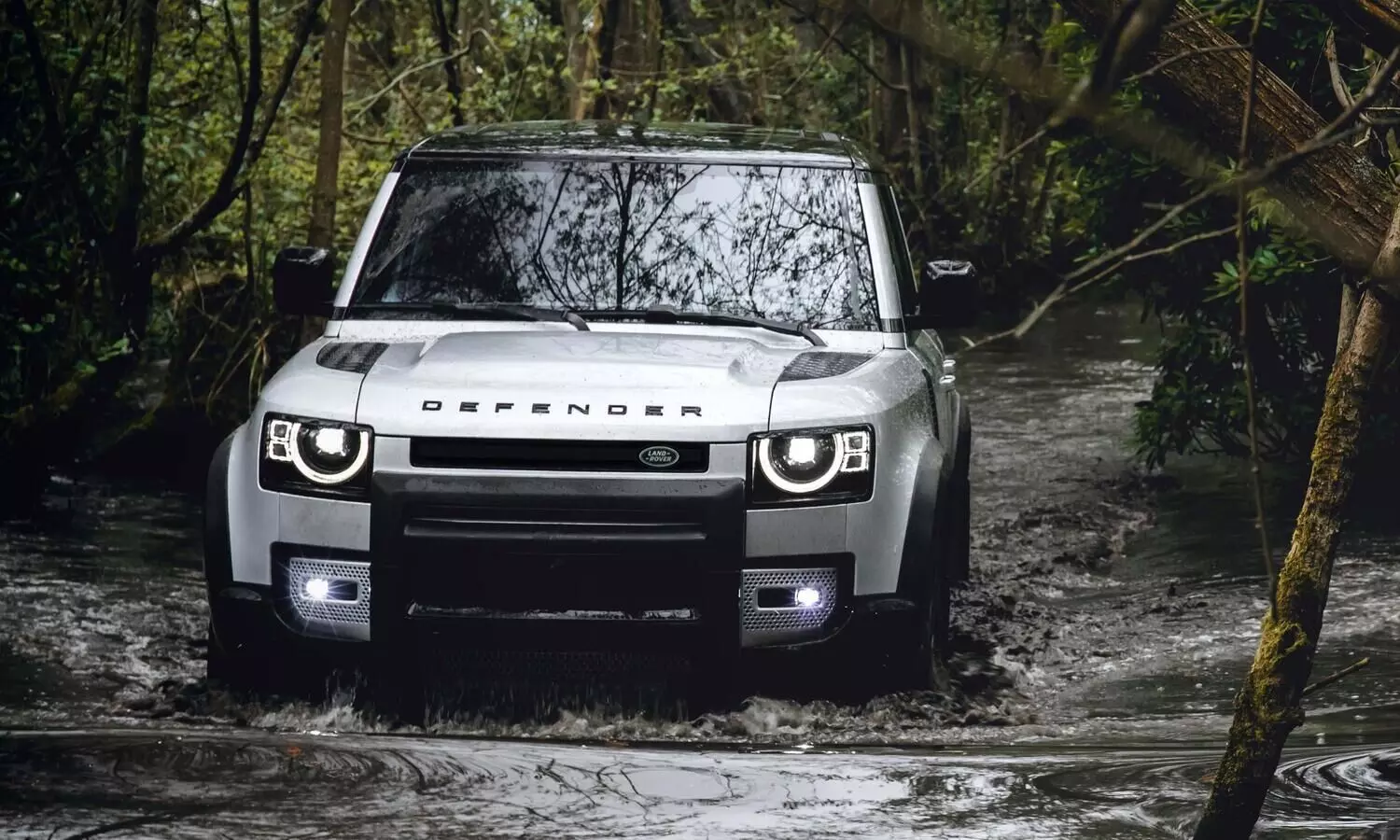 ഒാഫ്​റോഡ്​ രാജാവ്​ ലാൻഡ്​റോവർ ഡിഫൻഡർ ഇന്ത്യയിലേക്ക്​; ഇനി കാടും മലയും അനായാസം താണ്ടാം