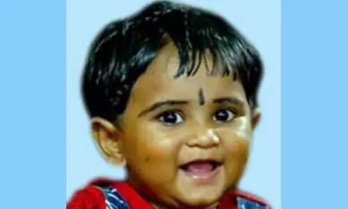 വീ​ടി​ന്​ സ​മീ​പ​ത്തെ തോ​ട്ടി​ൽ വീ​ണ്​ പി​ഞ്ചു​കു​ഞ്ഞ്​ ​​മ​രി​ച്ചു