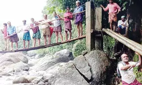 ആനക്കാംപൊയിൽ-മേപ്പാടി തുരങ്കപാത; സർവേ ഉദ്യോഗസ്ഥർക്ക് വഴിയൊരുക്കാൻ നാട്ടുകാർ തൂക്കുപാലമൊരുക്കി