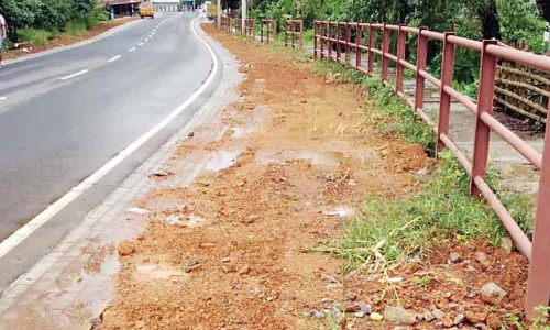 ഇ​ന്ന് ഉ​ദ്​​ഘാ​ട​നം: പ​ക്ഷേ, റോ​ഡ് ച​ളി​ക്ക​ളം...