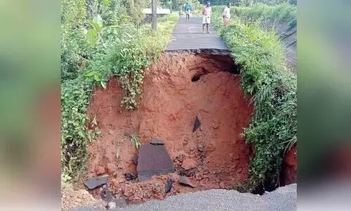 ക​നാ​ല്‍ ബ​ണ്ട് ഇ​ടി​ഞ്ഞ് റോ​ഡ് ത​ക​ര്‍ന്നു