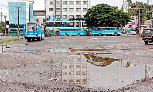 ആശ്രമം ബസ് സ്​റ്റാൻഡ്​ കുളമായി