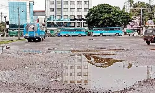 ആശ്രമം ബസ് സ്​റ്റാൻഡ്​ കുളമായി