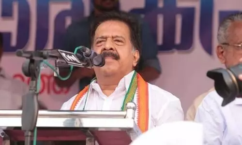 ആരും രാഷ്ട്രീയം പറയരുതെന്ന് മുഖ്യമന്ത്രി പറയുന്നു; ഇത് ചൈനീസ് മോഡലാണോ ? -ചെന്നിത്തല ആരും രാഷ്ട്രീയം പറയരുതെന്ന് മുഖ്യമന്ത്രി പറയുന്നു; ഇത് ചൈനീസ് മോഡലാണോ ? -ചെന്നിത്തല