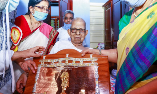 മഹാകവി അക്കിത്തത്തിന് ജ്ഞാനപീഠ പുരസ്‌കാരം സമ്മാനിച്ചു