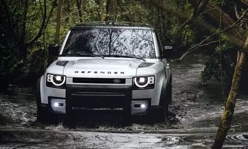 ഒാഫ്​റോഡ്​ രാജാവ്​ ലാൻഡ്​റോവർ ഡിഫൻഡർ ഇന്ത്യയിലേക്ക്​; ഇനി കാടും മലയും അനായാസം താണ്ടാം