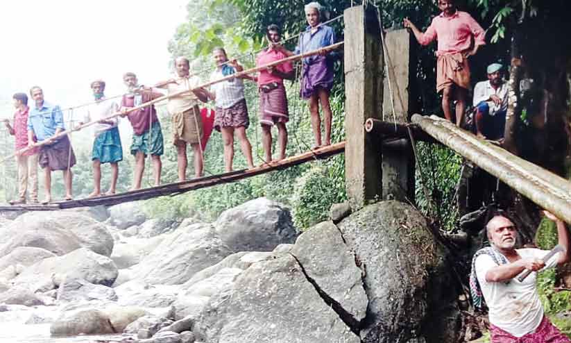 ആനക്കാംപൊയിൽ-മേപ്പാടി തുരങ്കപാത; സർവേ ഉദ്യോഗസ്ഥർക്ക് വഴിയൊരുക്കാൻ നാട്ടുകാർ തൂക്കുപാലമൊരുക്കി ആനക്കാംപൊയിൽ-മേപ്പാടി തുരങ്കപാത; സർവേ ഉദ്യോഗസ്ഥർക്ക് വഴിയൊരുക്കാൻ നാട്ടുകാർ തൂക്കുപാലമൊരുക്കി