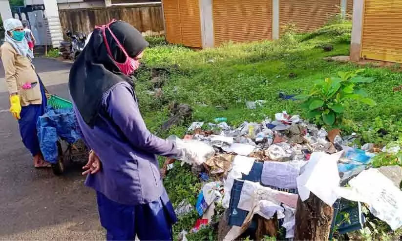 മാലിന്യം തള്ളാൻ നഗരത്തിലെ ഇടവഴികൾ