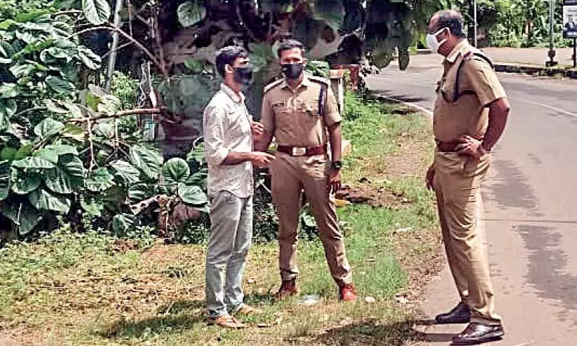 ഡി.ആര്.ഐ സംഘത്തെ ആക്രമിച്ച കേസ്: മുഖ്യപ്രതിയുമായി തെളിവെടുപ്പ് നടത്തി ഡി.ആര്.ഐ സംഘത്തെ ആക്രമിച്ച കേസ്: മുഖ്യപ്രതിയുമായി തെളിവെടുപ്പ് നടത്തി