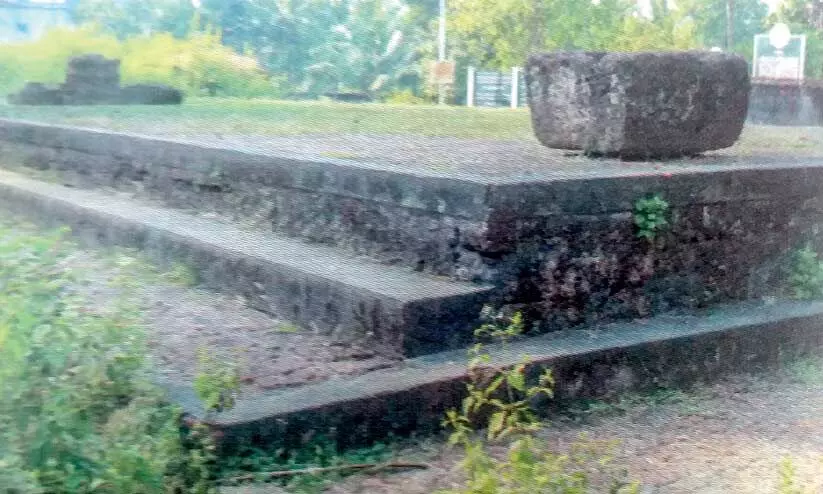 സംരക്ഷണമില്ല; തി​രു​നാ​വാ​യ​യി​ലെ മാ​മാ​ങ്ക സ്മാ​ര​ക​ങ്ങ​ൾ നശിക്കുന്നു