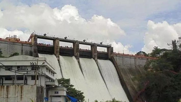 പീച്ചി: ഷട്ടര്‍ ഇനിയും താഴ്​ത്താനായില്ല, ശ്രമം തുടരുന്നു