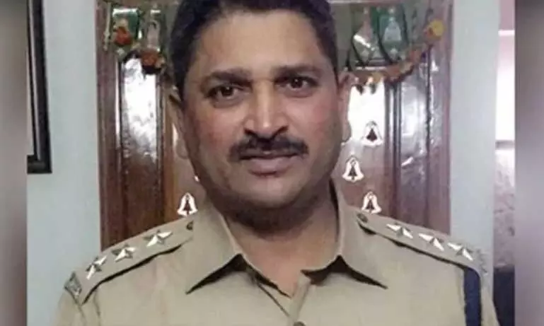 അനധികൃത സ്വത്ത് സമ്പാദനം: തെലങ്കാന പൊലീസ് ഒാഫീസറിൽ നിന്നും പിടികൂടിയത് 70 കോടിയുടെ സ്വത്ത് അനധികൃത സ്വത്ത് സമ്പാദനം: തെലങ്കാന പൊലീസ് ഒാഫീസറിൽ നിന്നും പിടികൂടിയത് 70 കോടിയുടെ സ്വത്ത്